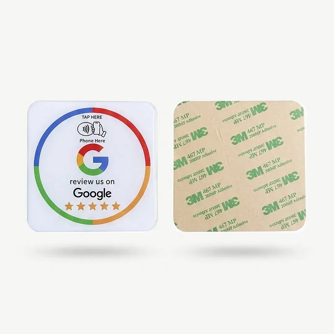 Las tres placas NFC de Reseñas.eus: la de reseñas de Google delante, y las de Instagram y TikTok detrás