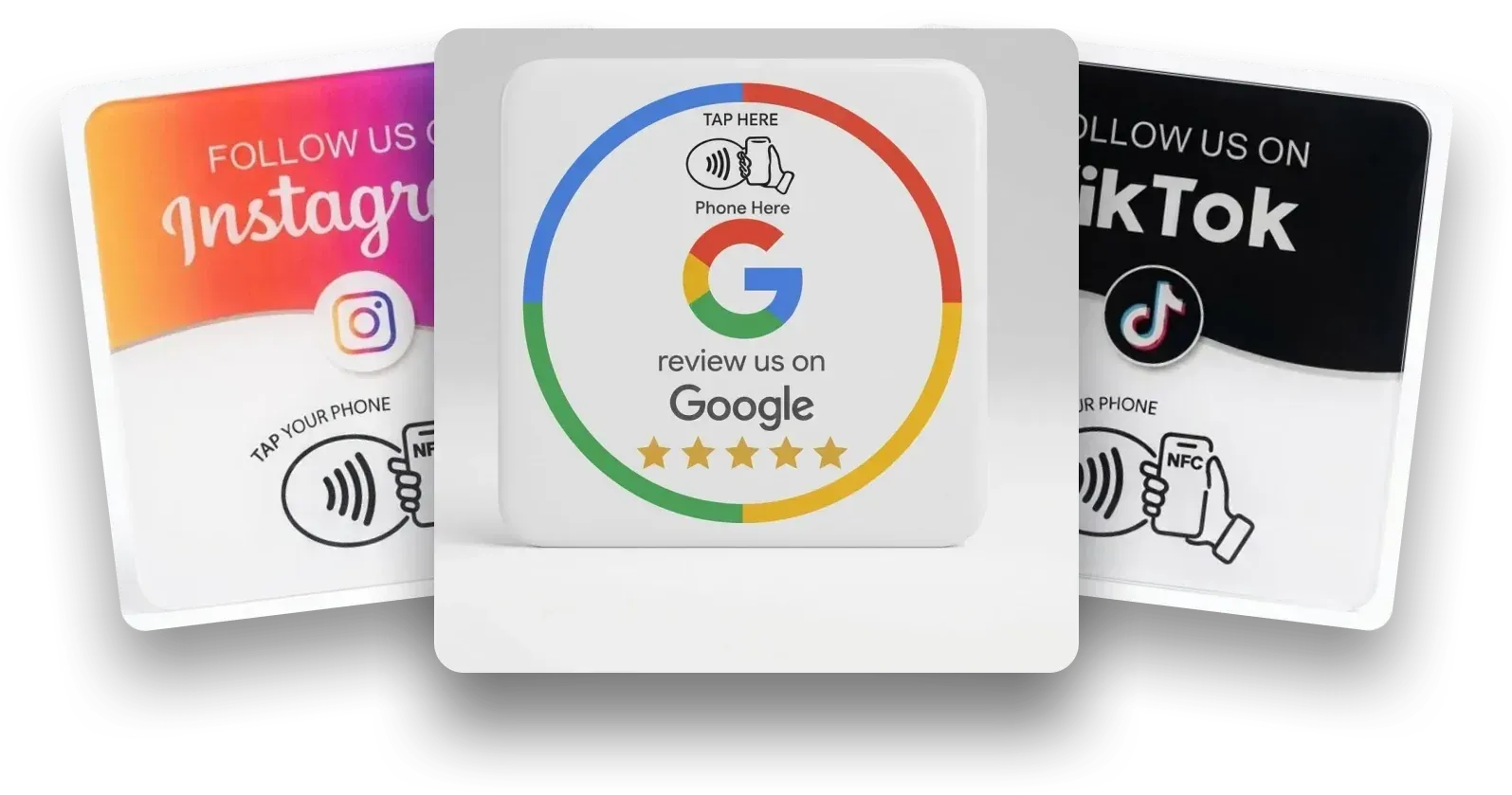 Las tres placas NFC de Reseñas.eus: la de reseñas de Google delante, y las de Instagram y TikTok detrás